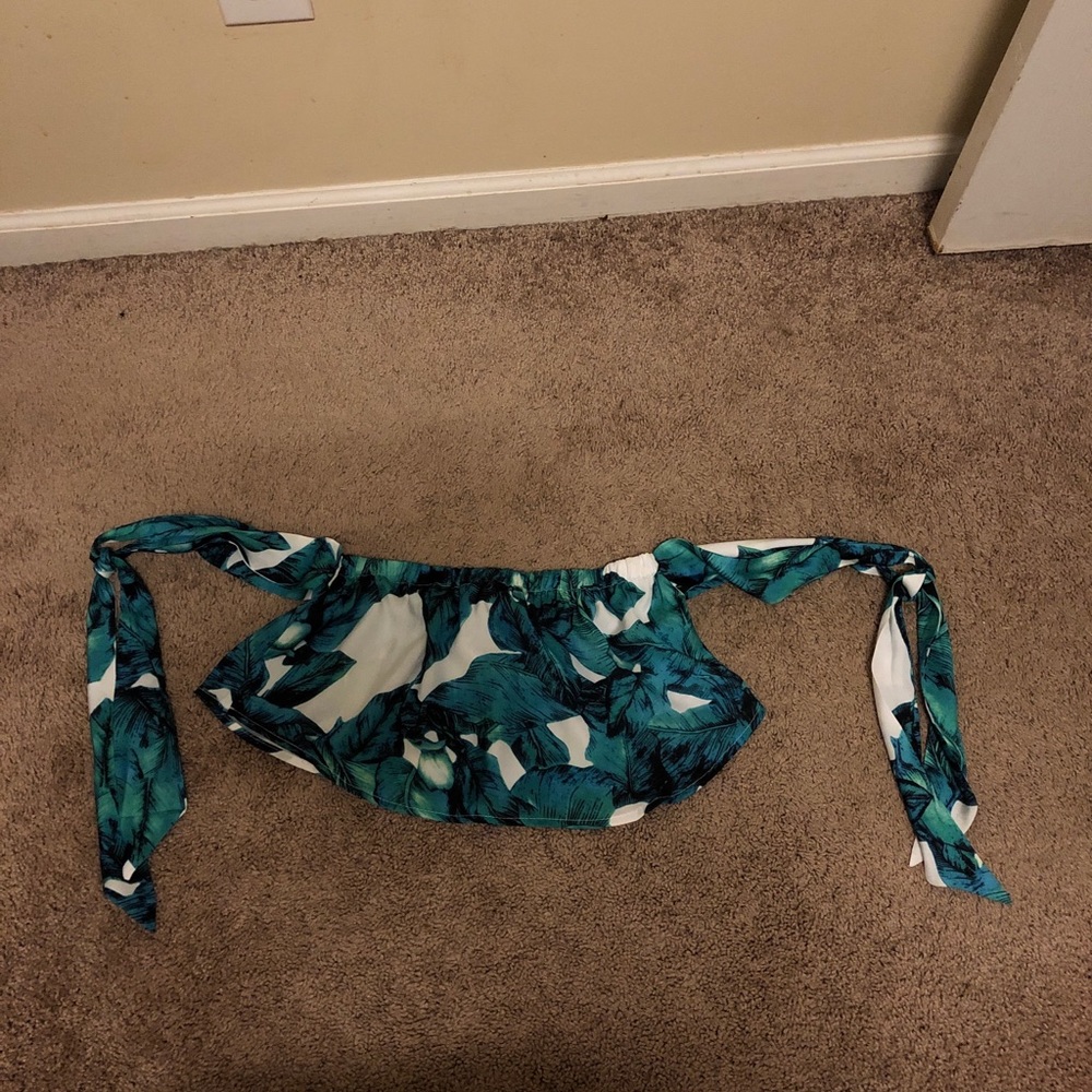 Vestique banana leaf crop top
